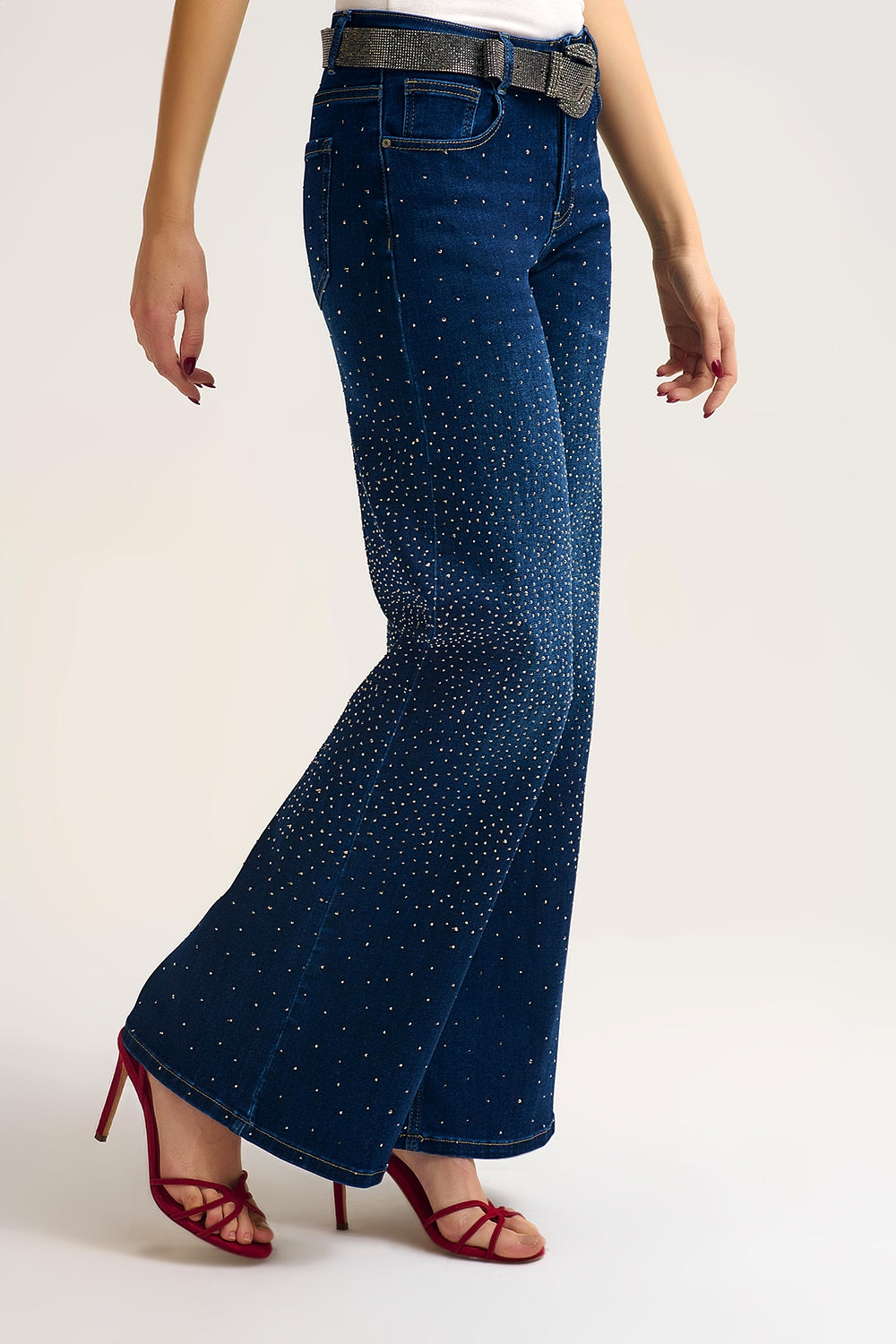 Jeans en denim à jambe large ornés de strass sur le devant et le dos