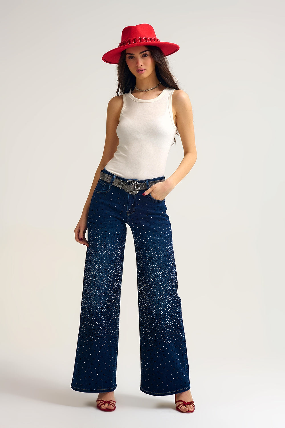 Jeans en denim à jambe large ornés de strass sur le devant et le dos