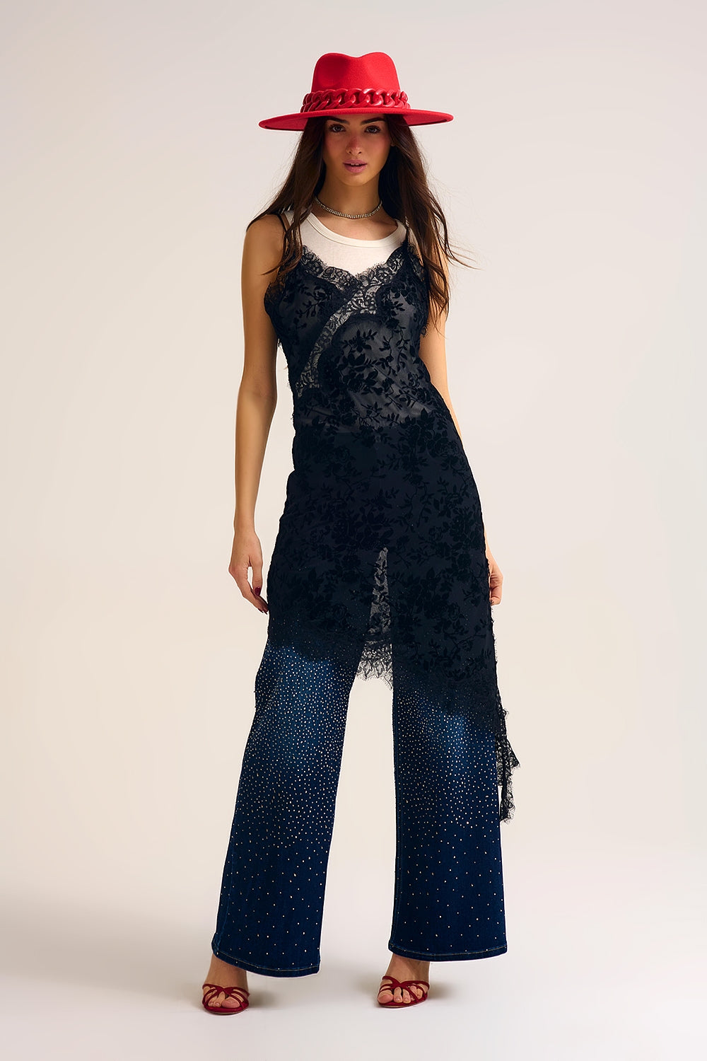 Jeans en denim à jambe large ornés de strass sur le devant et le dos