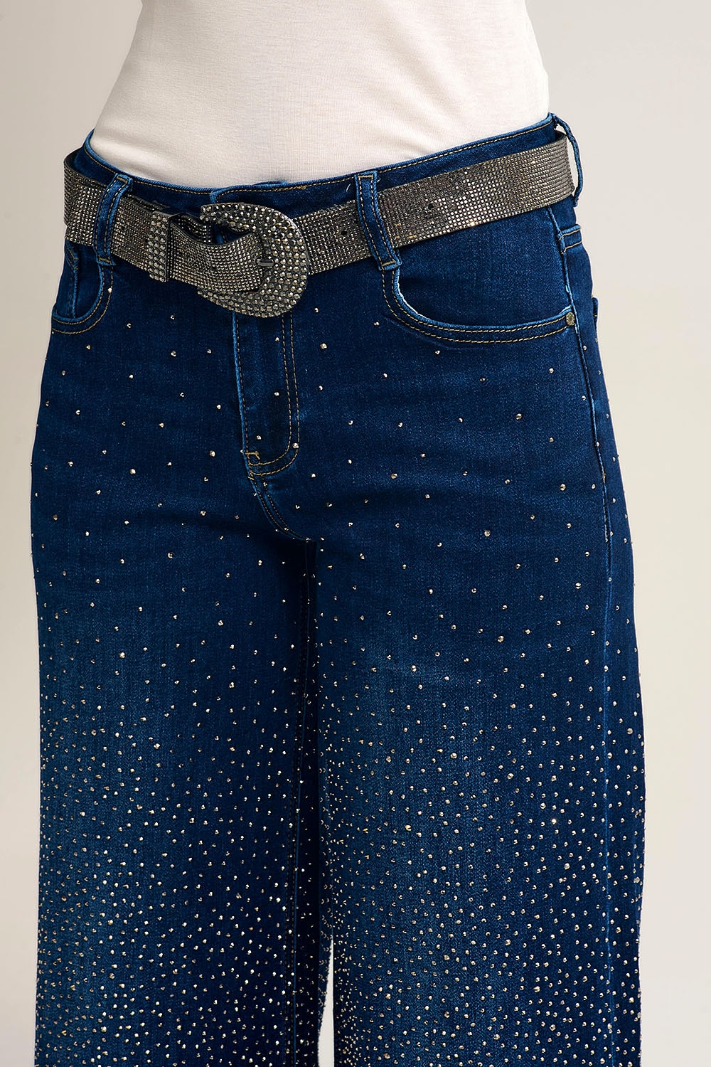 Jeans en denim à jambe large ornés de strass sur le devant et le dos