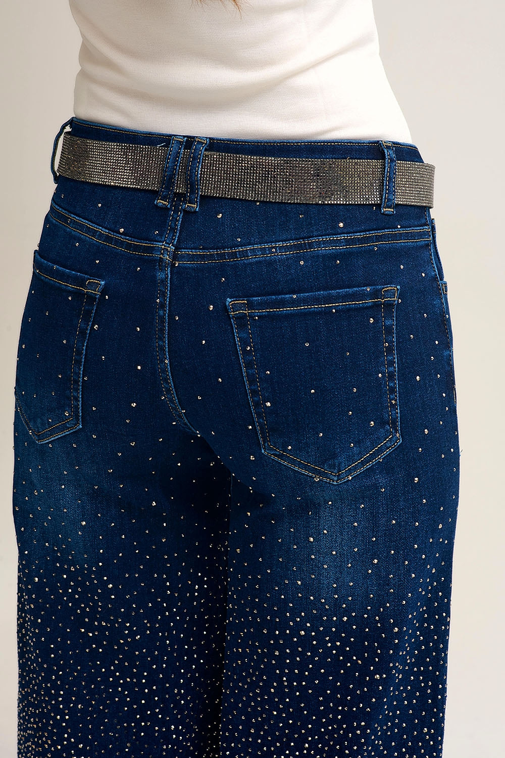 Jeans en denim à jambe large ornés de strass sur le devant et le dos