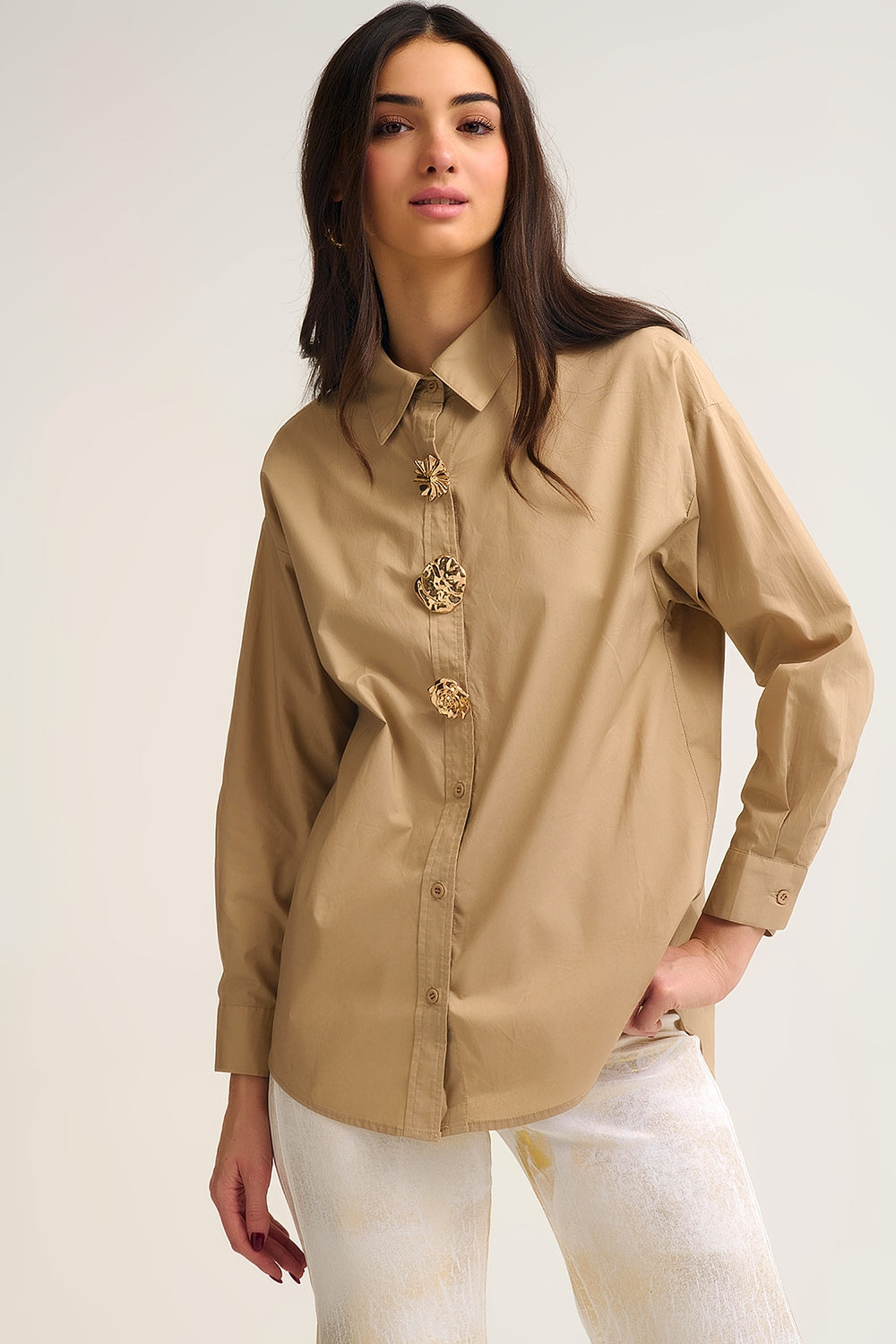 Chemise en coton popeline décontractée beige avec boutons décoratifs dorés