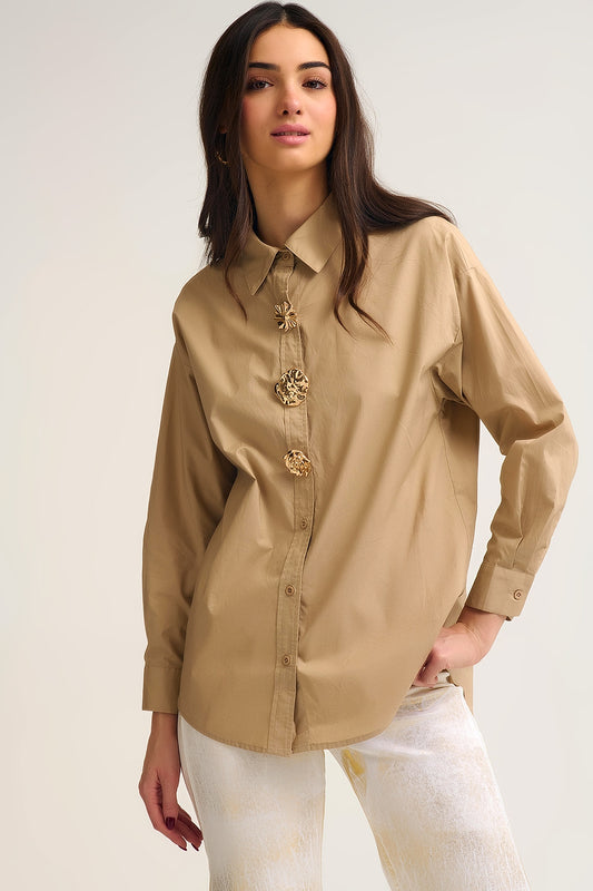 Chemise en coton popeline décontractée beige avec boutons décoratifs dorés