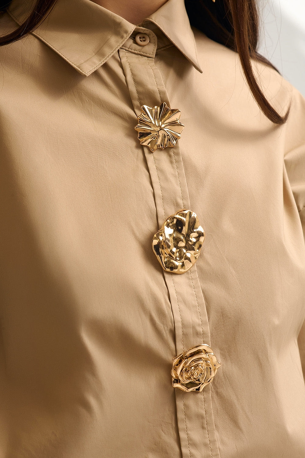 Chemise en coton popeline décontractée beige avec boutons décoratifs dorés
