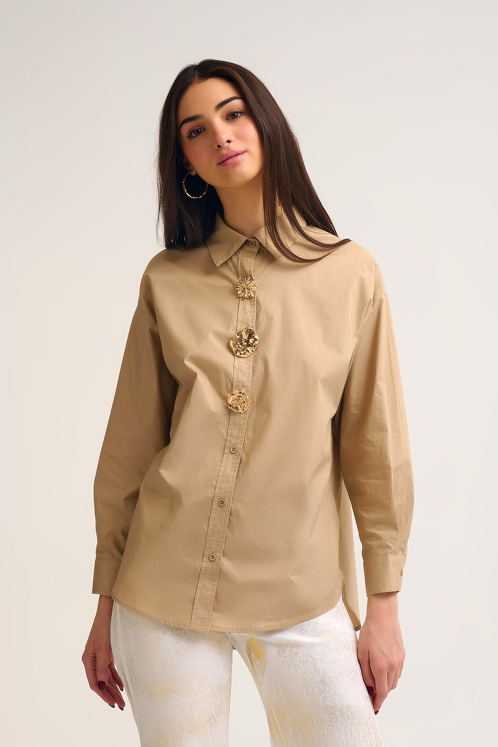 Chemise en coton popeline décontractée beige avec boutons décoratifs dorés