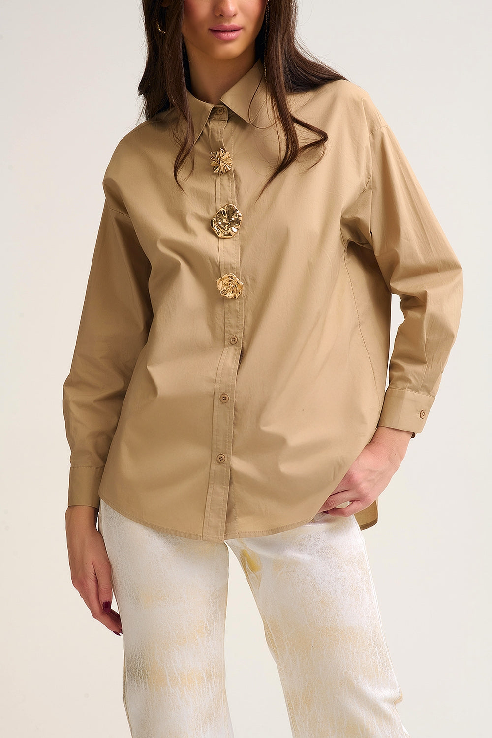 Chemise en coton popeline décontractée beige avec boutons décoratifs dorés
