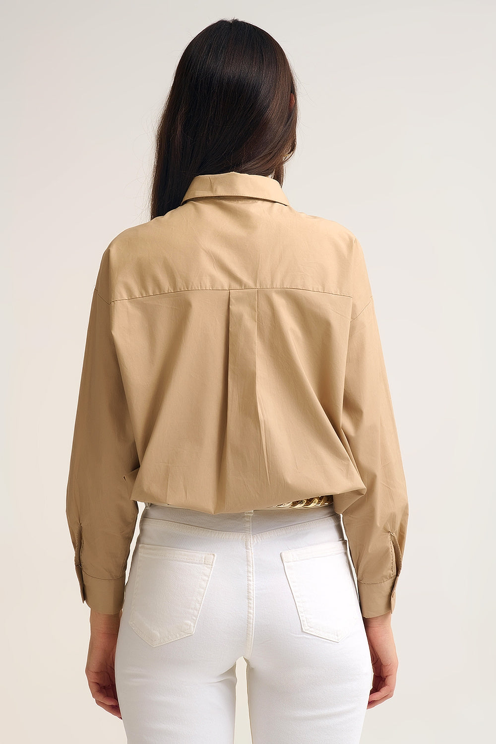Chemise en coton popeline décontractée beige avec boutons décoratifs dorés