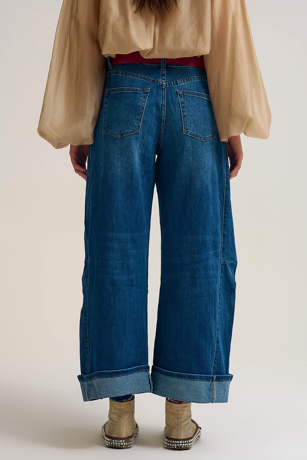 Jean en denim style baril délavage moyen ourlet à revers
