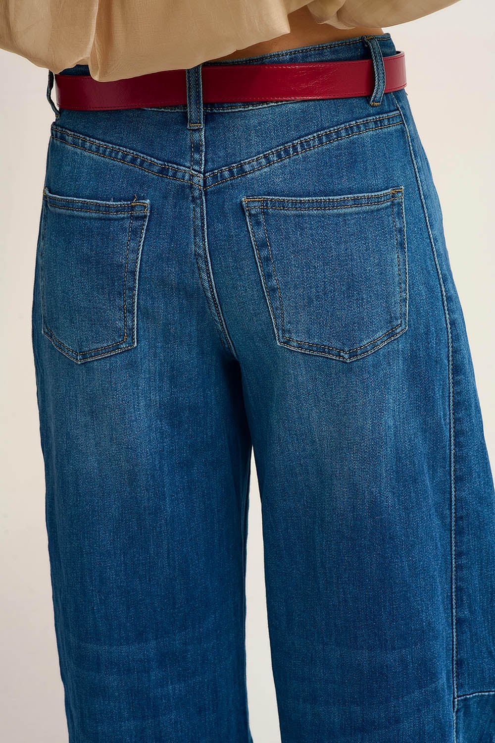 Jean en denim style baril délavage moyen ourlet à revers