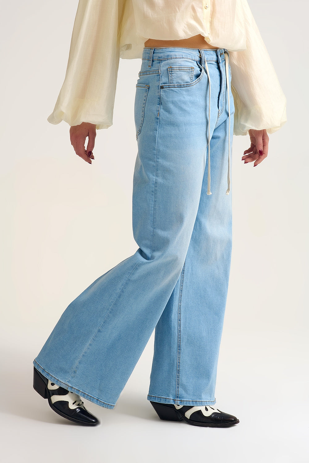 Jean à jambe large délavé avec taille ajustable à cordon de serrage