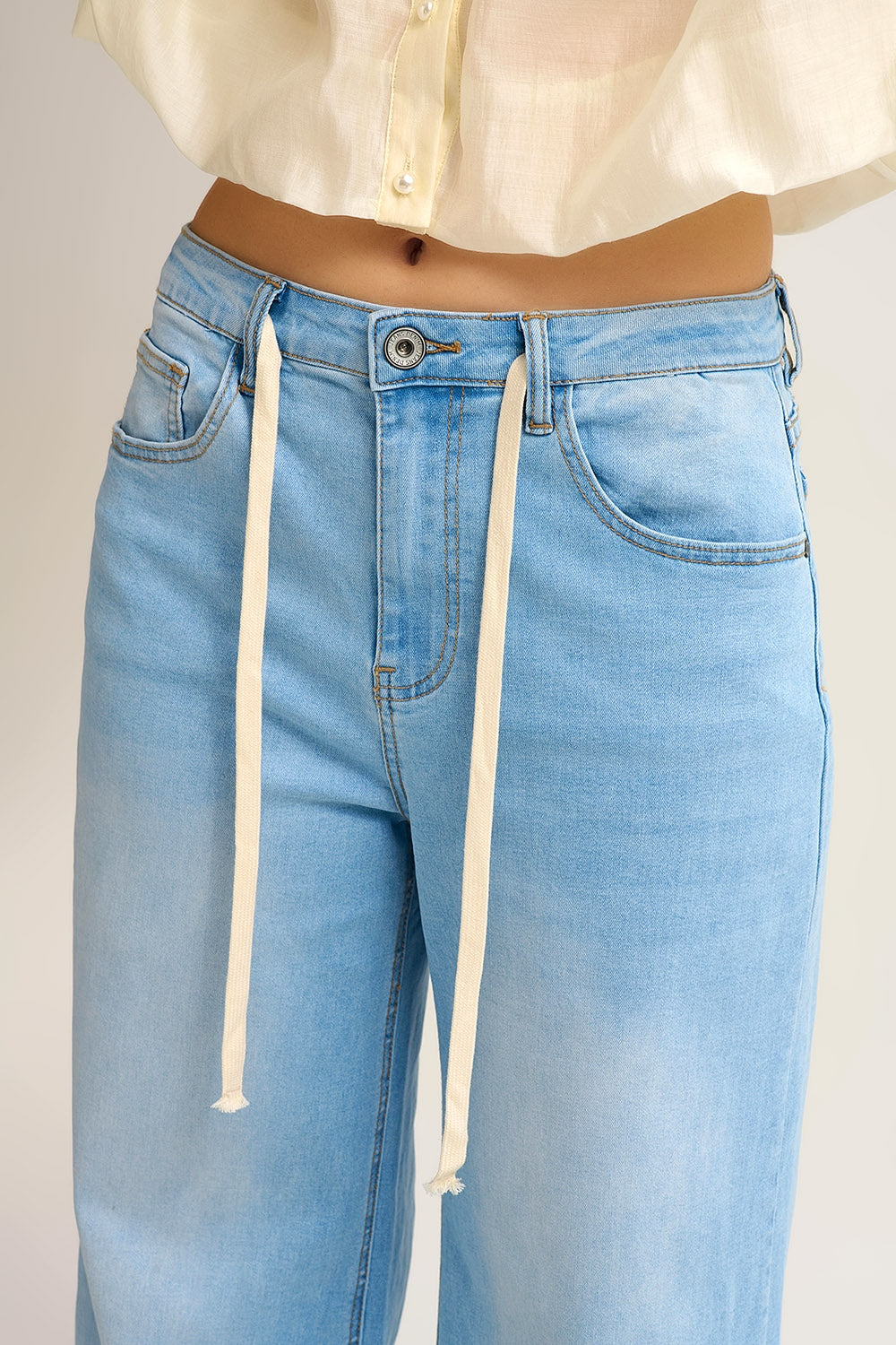 Jean à jambe large délavé avec taille ajustable à cordon de serrage
