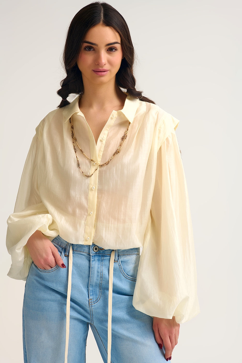 Chemisier en soie Tencel crème avec manches ballon et boutons en nacar