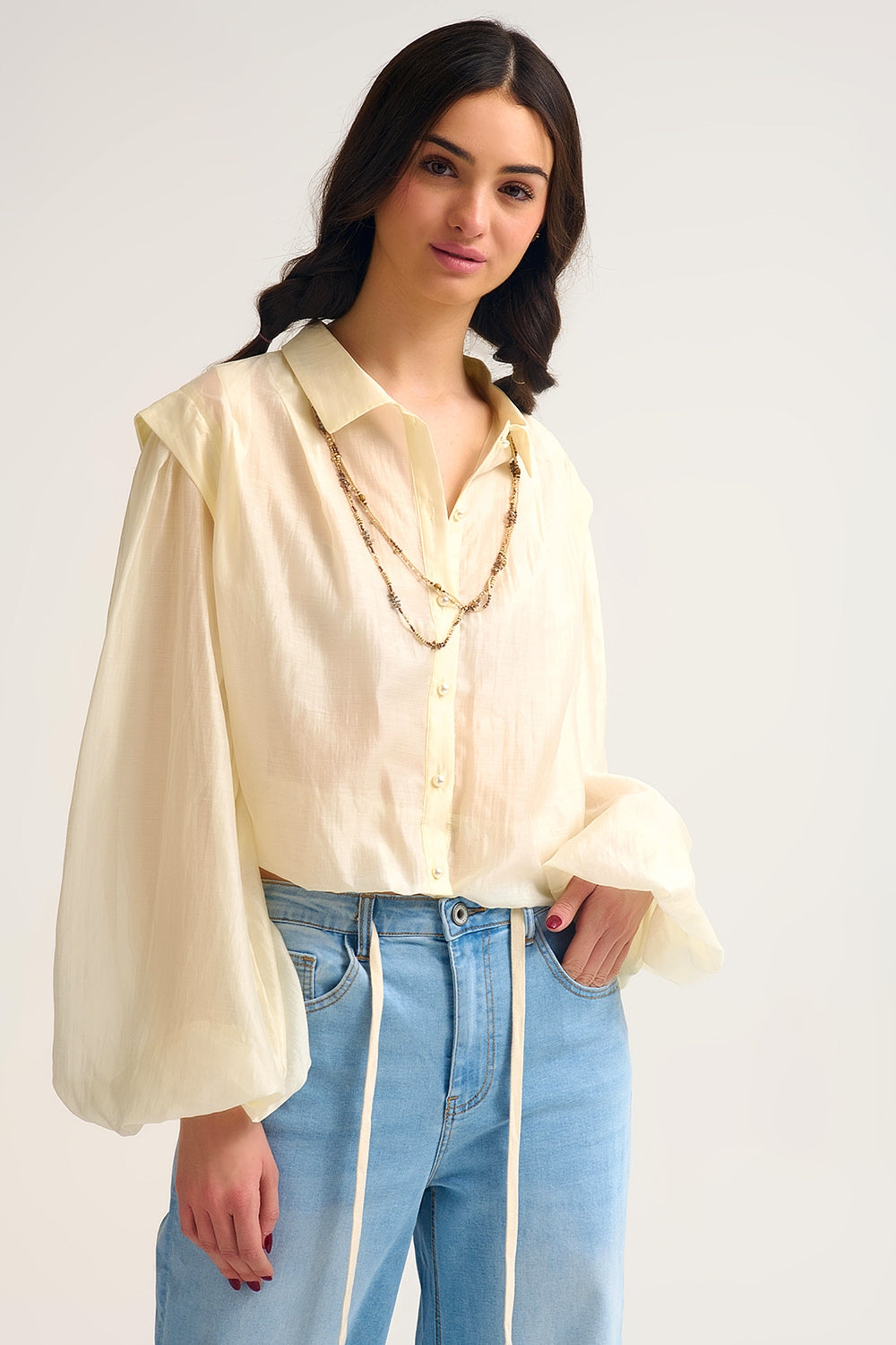 Chemisier en soie Tencel crème avec manches ballon et boutons en nacar