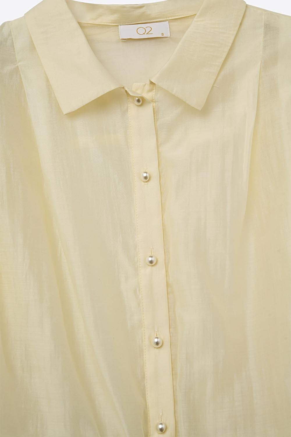 Chemisier en soie Tencel crème avec manches ballon et boutons en nacar