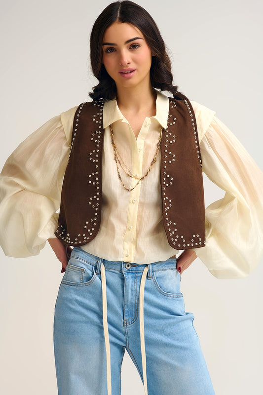 Gilet marron avec détails de clous métalliques