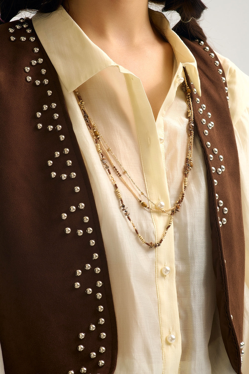 Gilet marron avec détails de clous métalliques