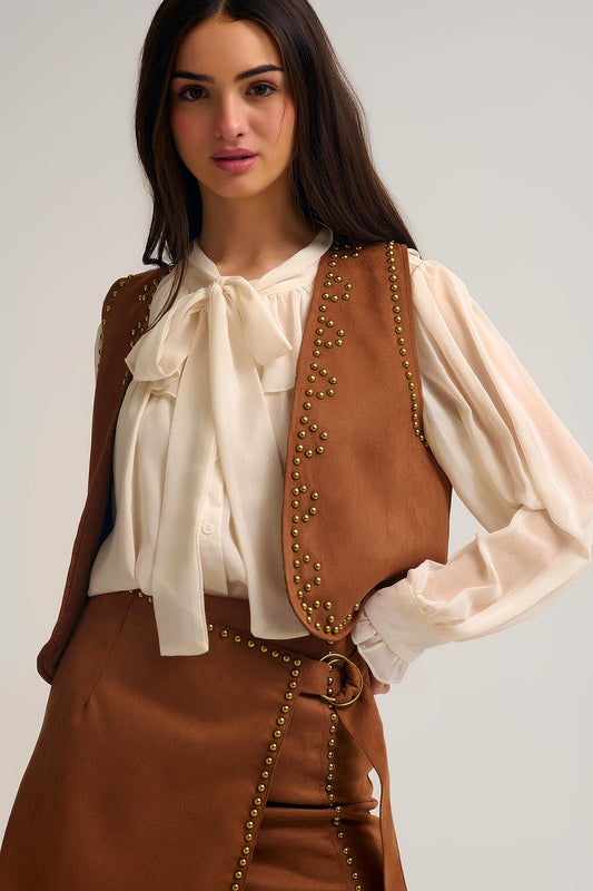 Gilet camel avec détails de clous métalliques