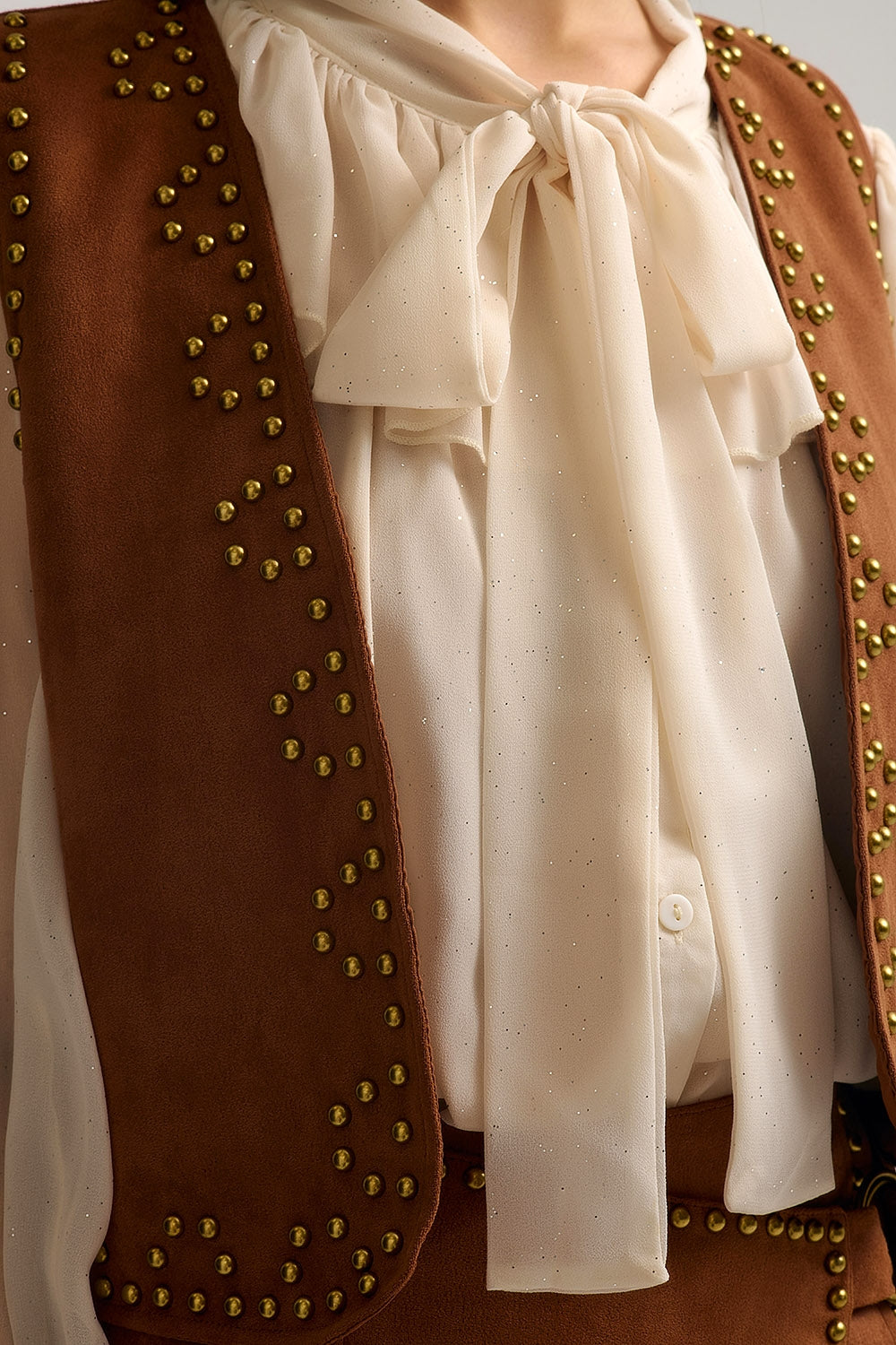 Gilet camel avec détails de clous métalliques