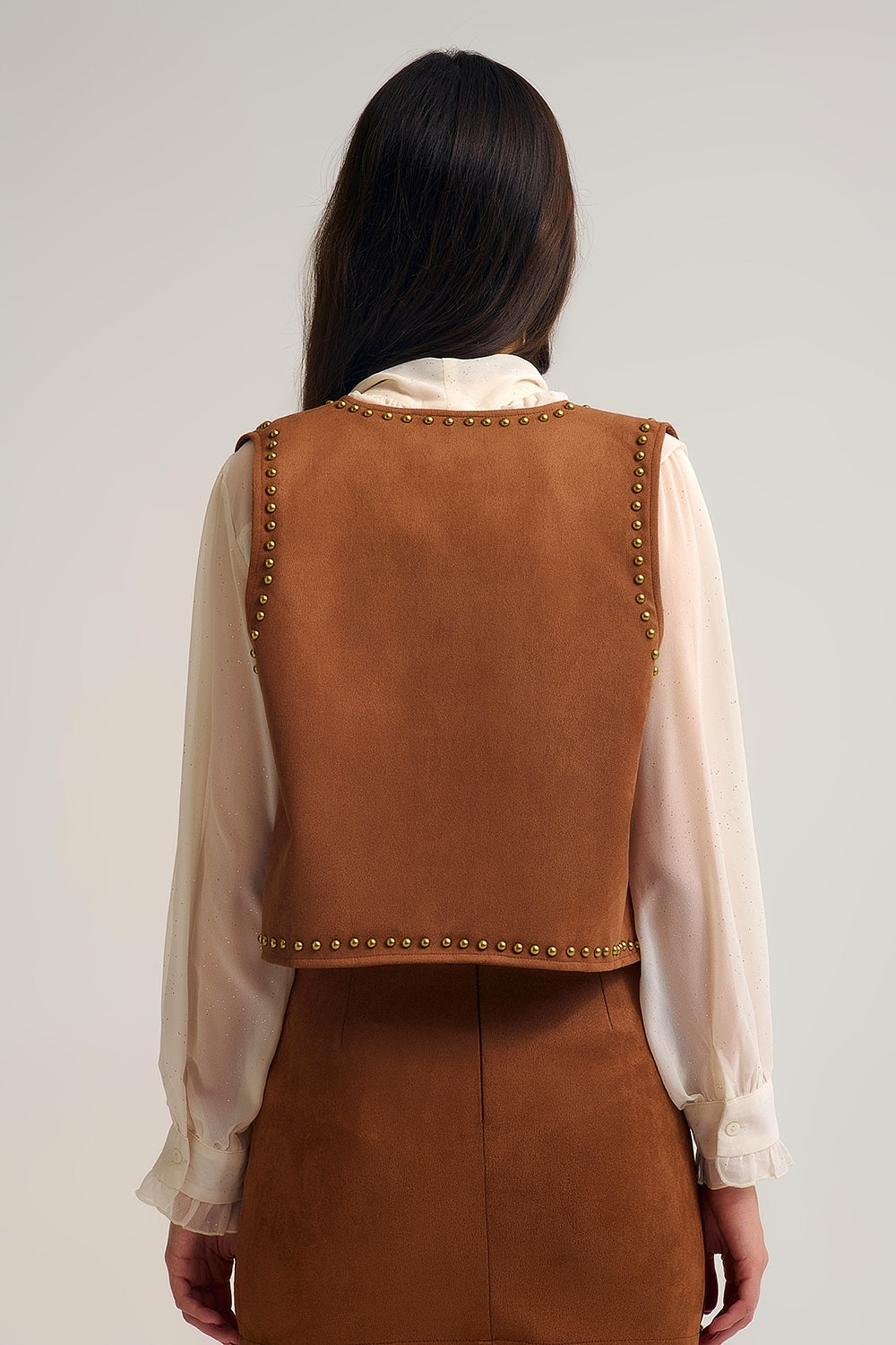 Gilet camel avec détails de clous métalliques