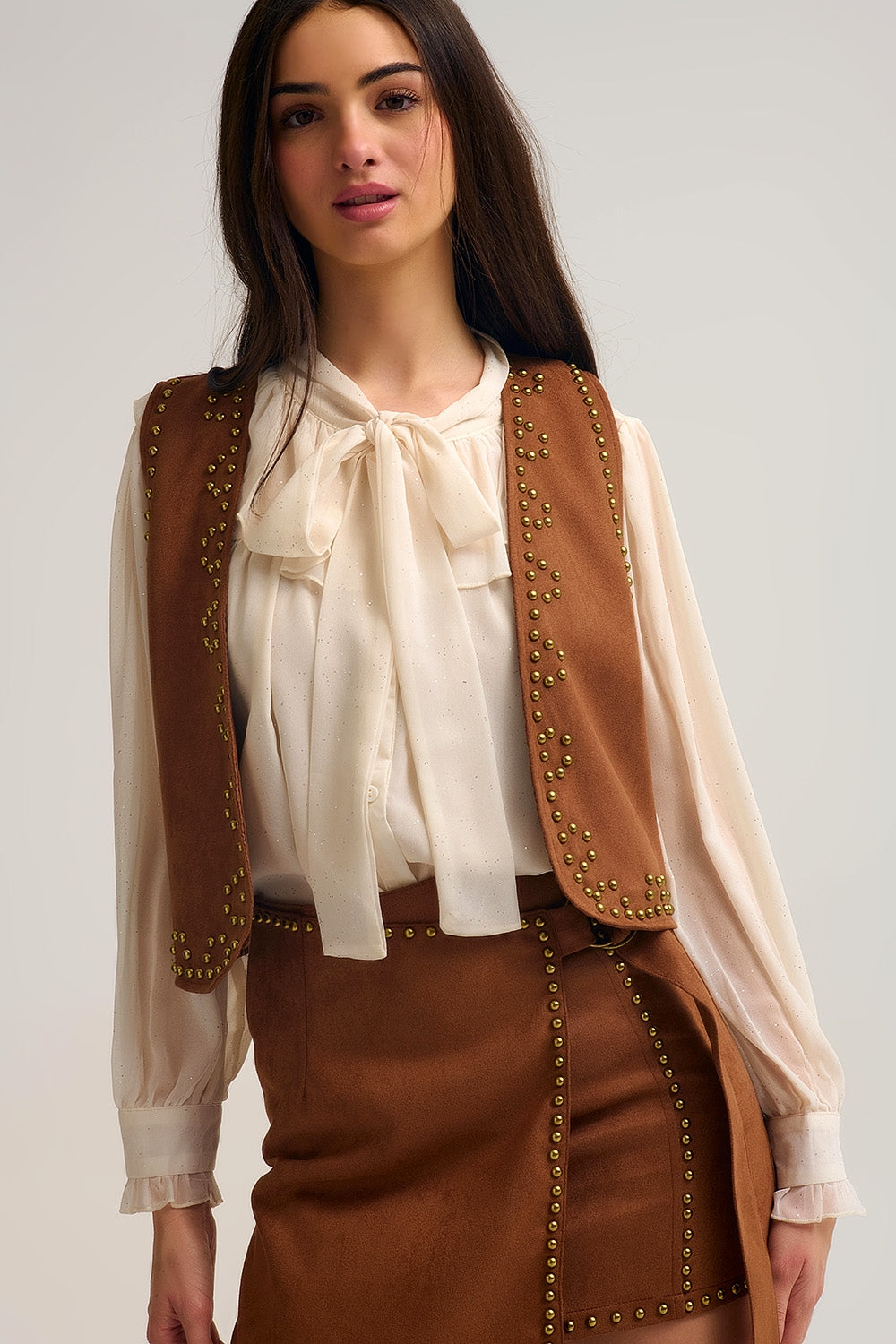 Gilet camel avec détails de clous métalliques