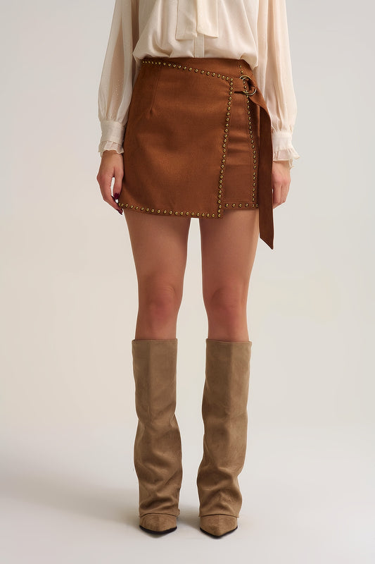 Jupe portefeuille mini camel cloutée avec ceinture détaillée