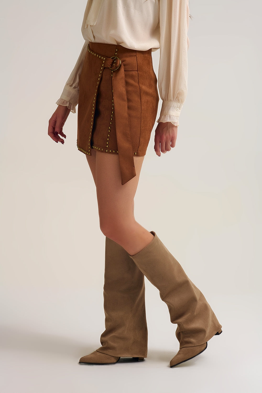 Jupe portefeuille mini camel cloutée avec ceinture détaillée