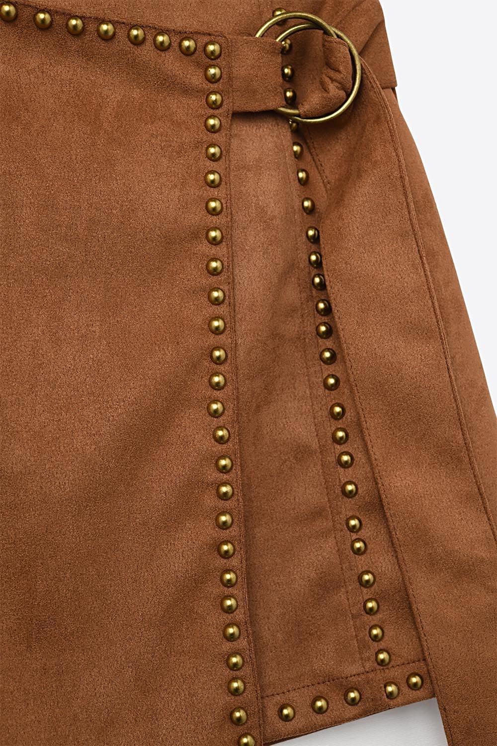 Jupe portefeuille mini camel cloutée avec ceinture détaillée