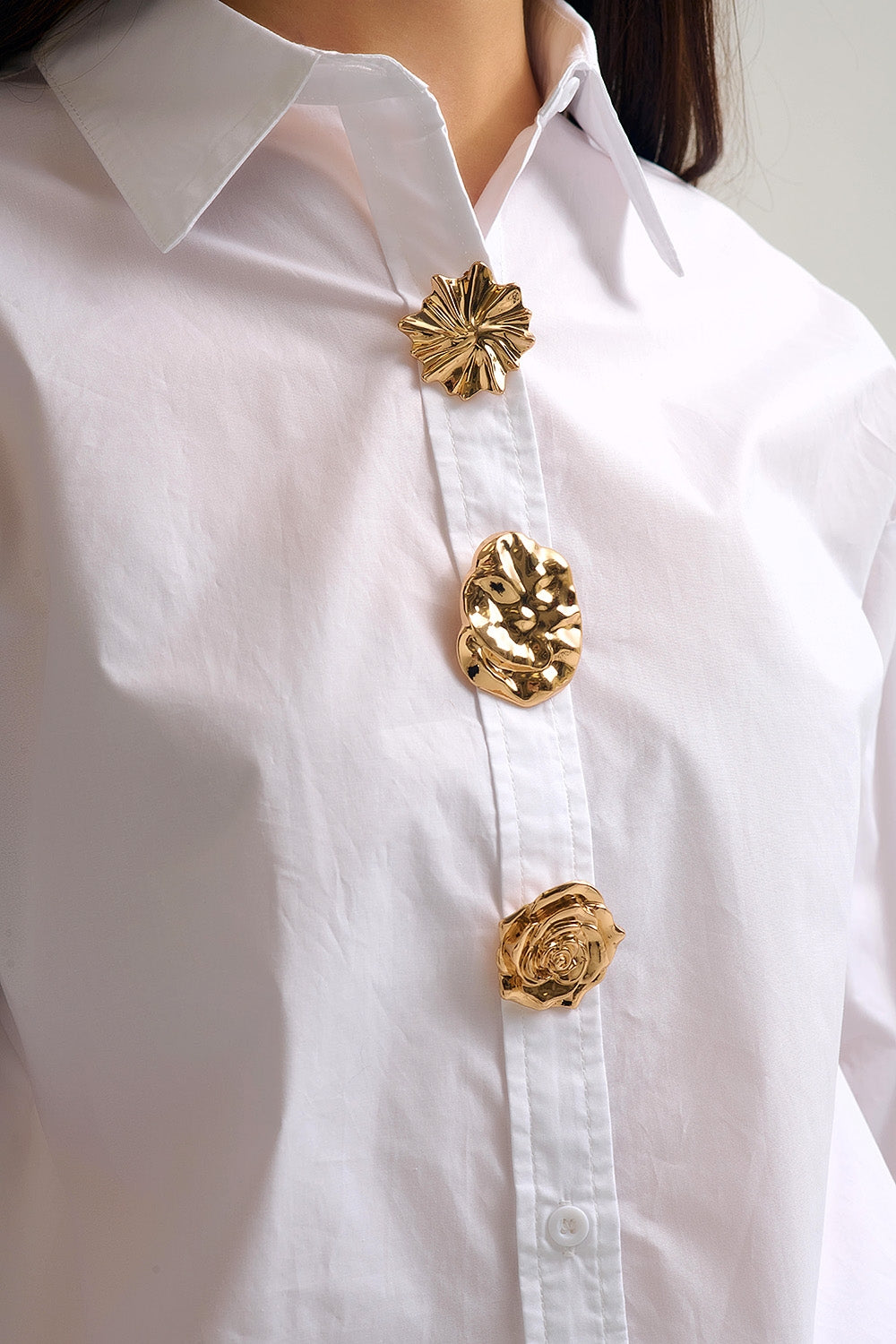 Chemise en coton popeline décontractée blanche avec boutons décoratifs dorés