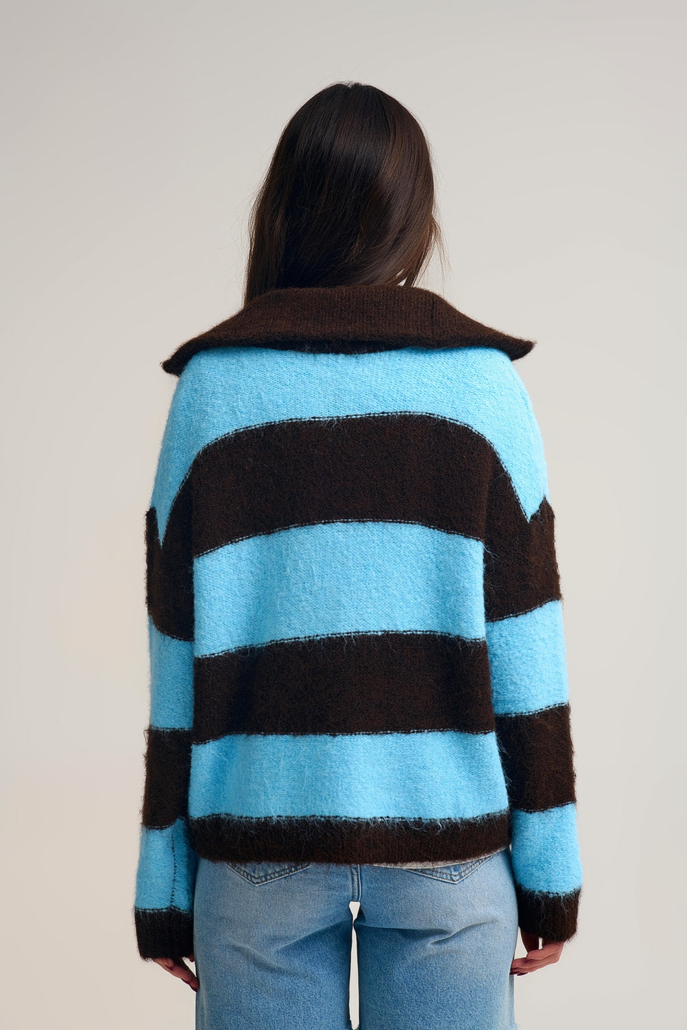 Veste zippée en maille duveteuse bleue à rayures brunes