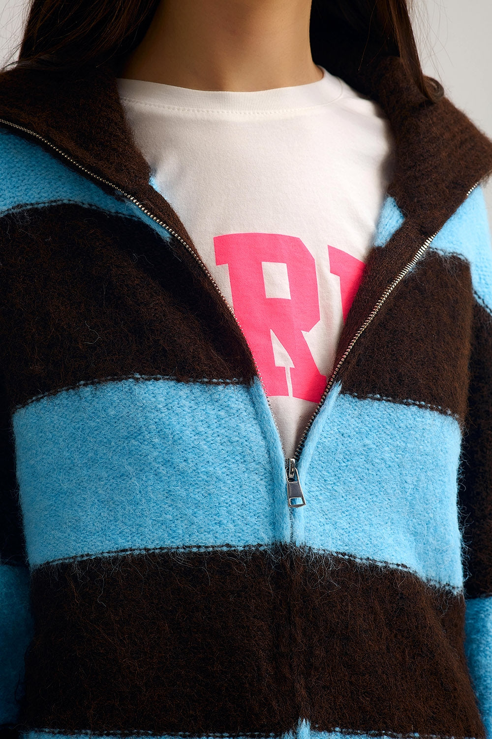 Veste zippée en maille duveteuse bleue à rayures brunes