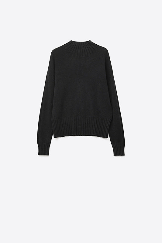 Pull noir en maille douce avec poignets et col côtelés