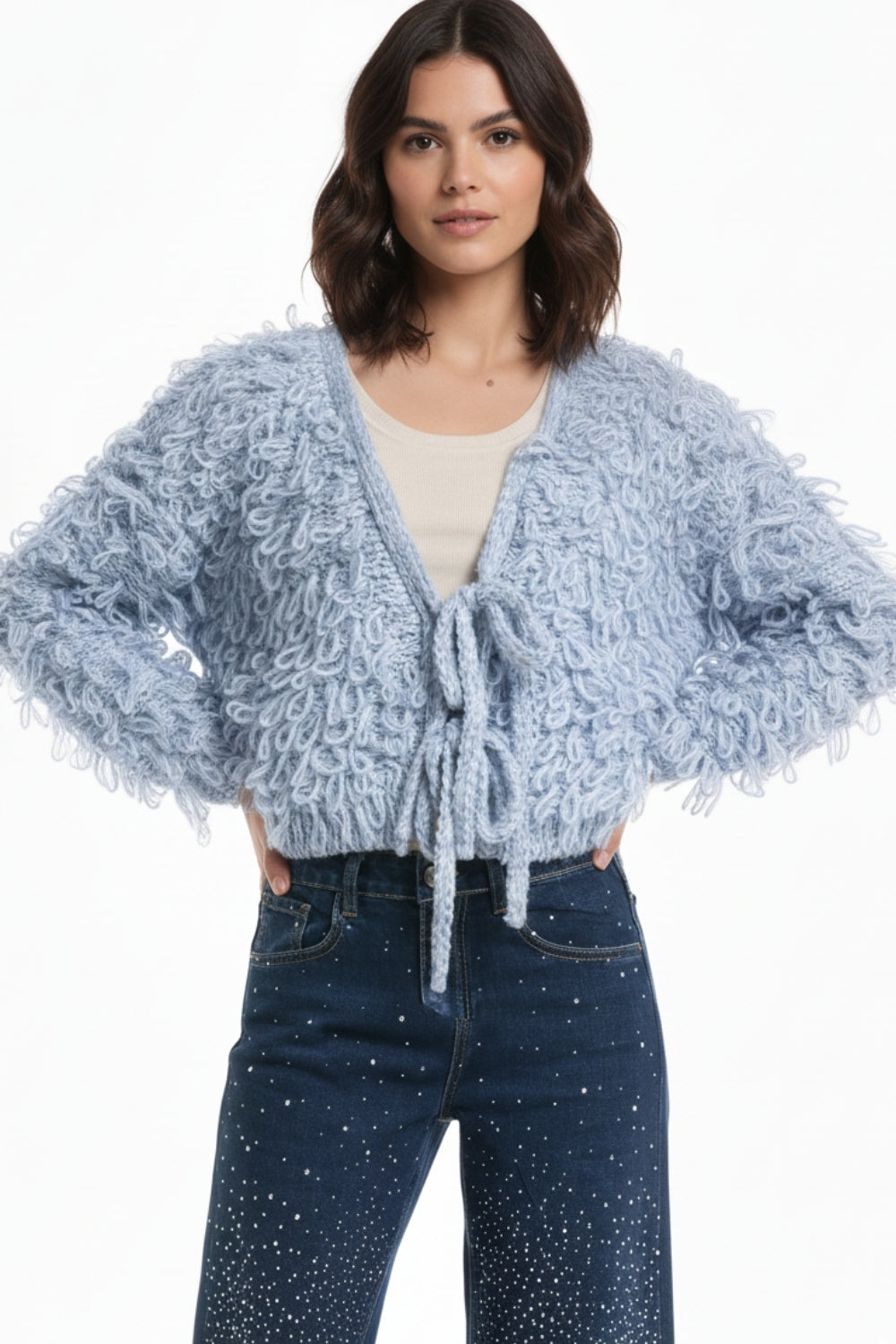 Cardigan bleu en maille épaisse avec col en V et fermeture par un nœud sur le devant