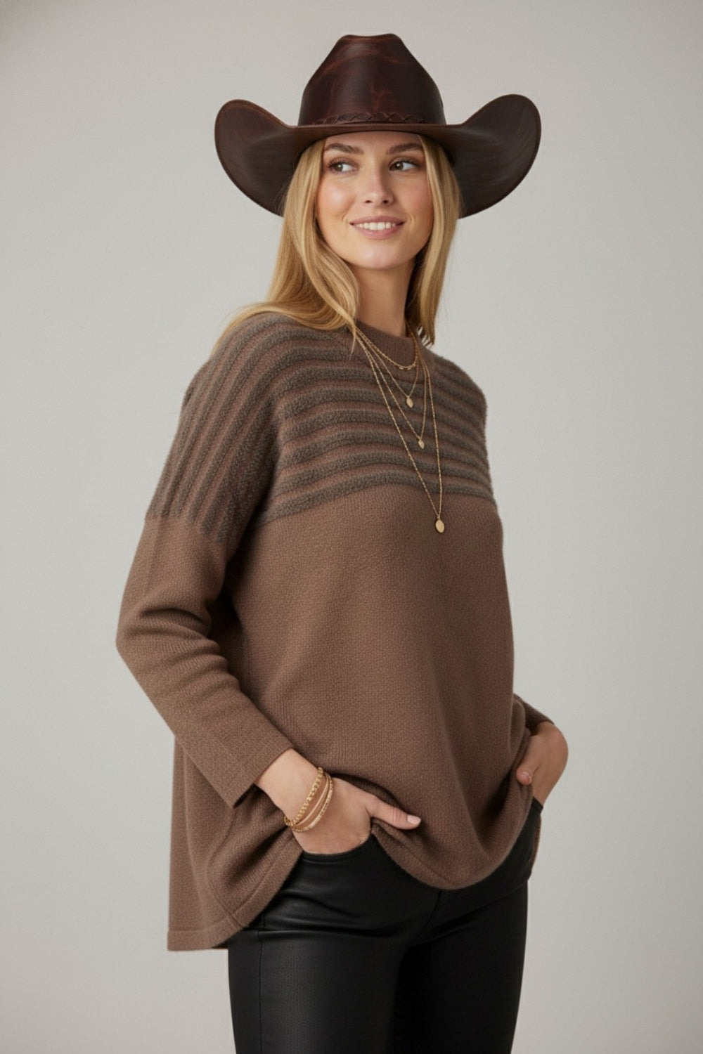 Pull en tricot marron à rayures duveteuses
