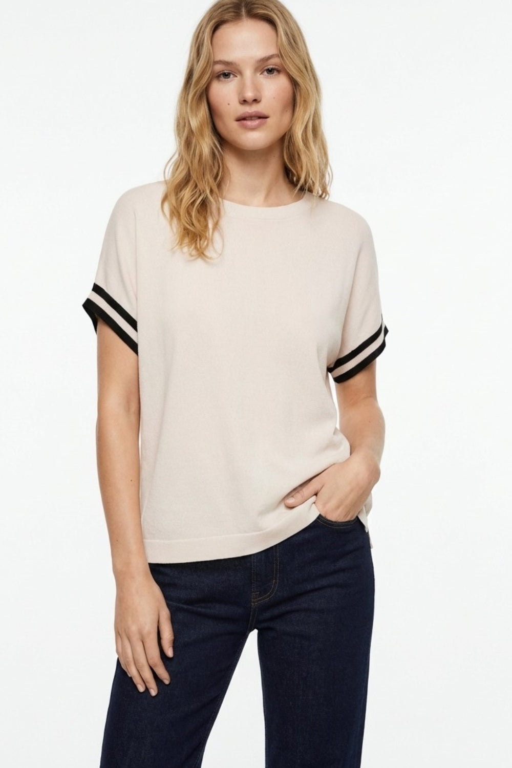 Pull décontracté beige avec détail contrastant noir