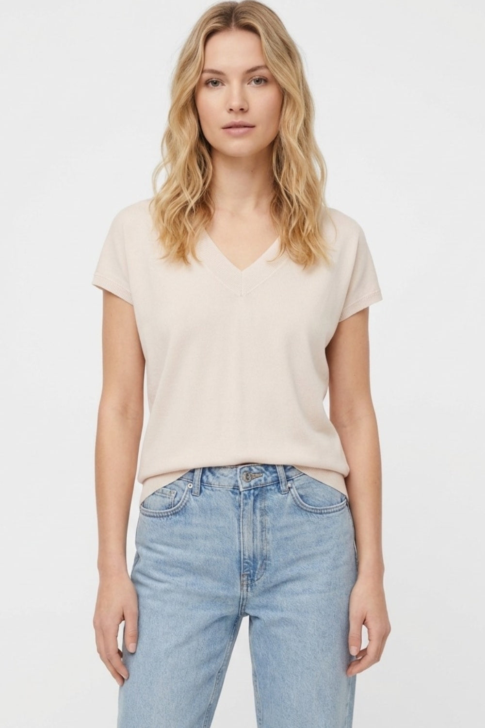 Pull Beige en maille légère à col en V et manches courtes