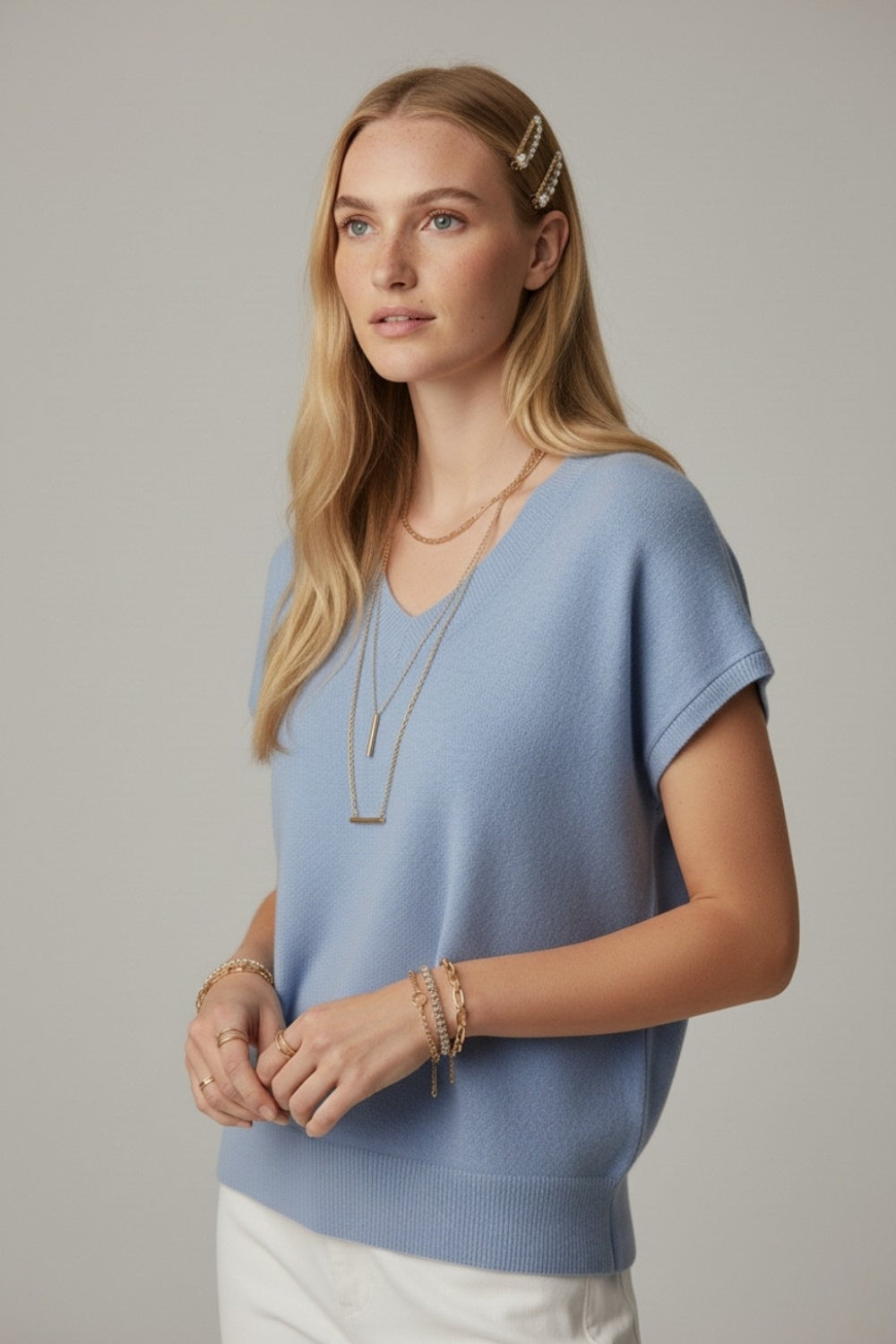 pull bleu en maille légère à col en V et manches courtes