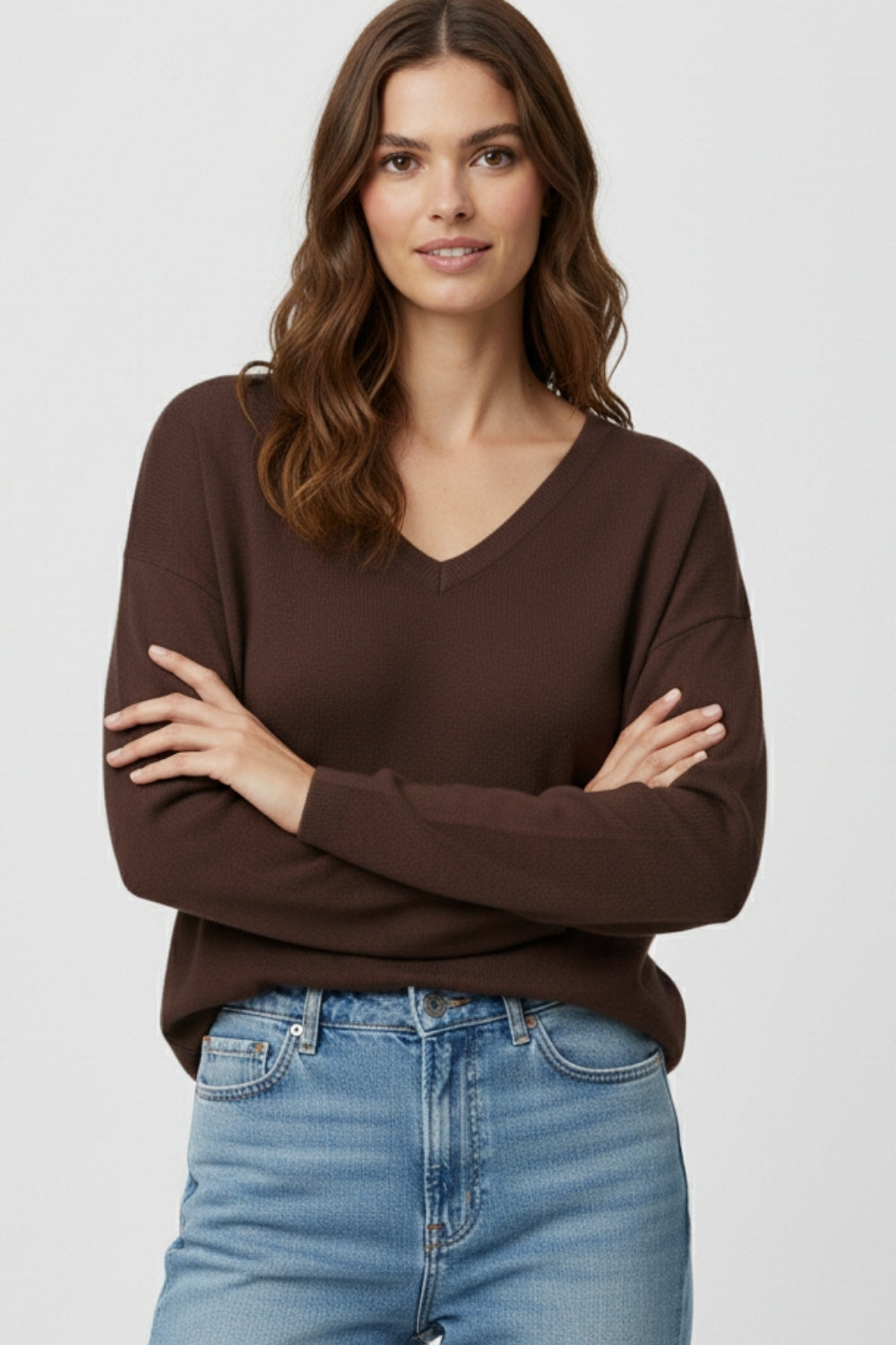 Pull à col en V en maille fine marron avec texture linéaire subtile