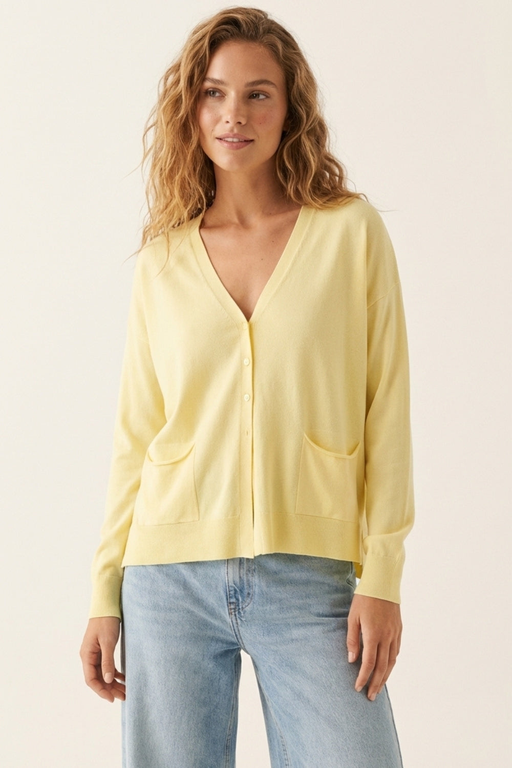Cardigan en maille fine avec poches sur le devant en jaune