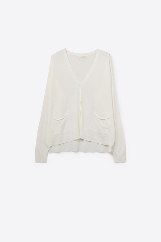 Cardigan en maille fine avec poches sur le devant en blanc