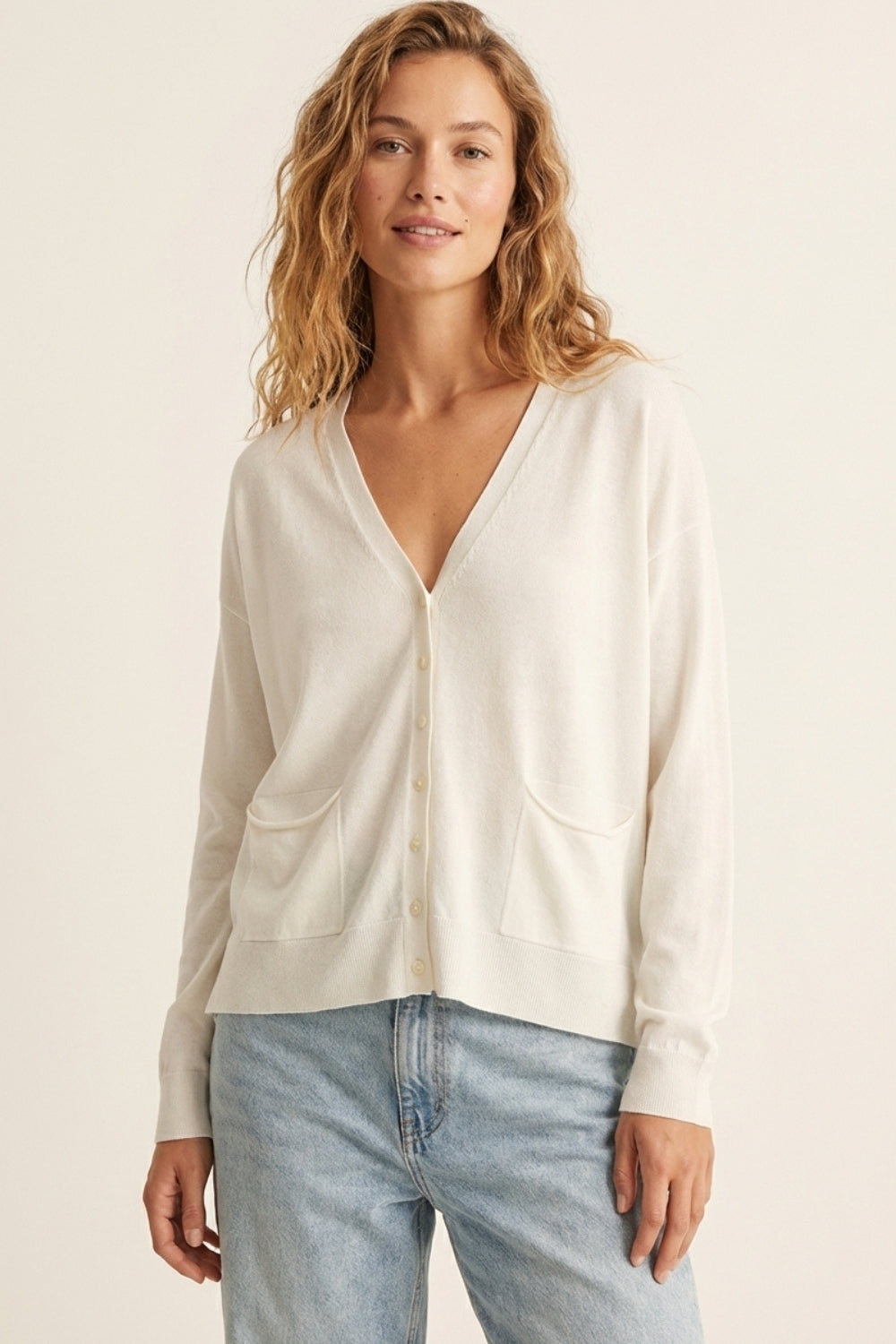 Cardigan en maille fine avec poches sur le devant en blanc