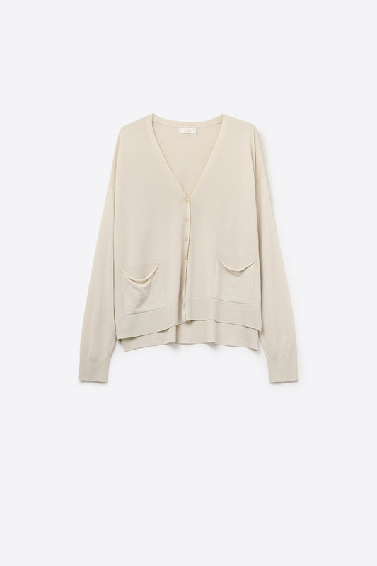 Cardigan en maille fine avec poches sur le devant en beige