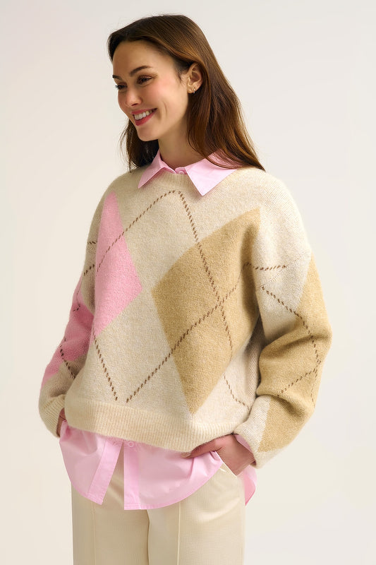 Pull en maille losange crème avec blocs de couleur contrastés rose et camel