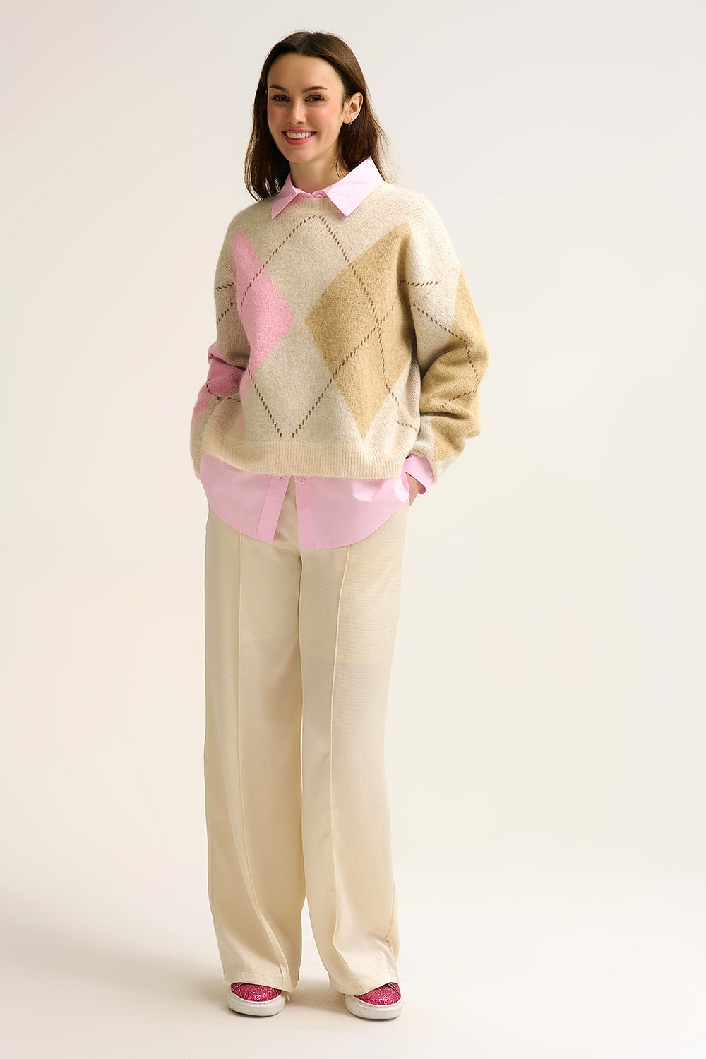 Pull en maille losange crème avec blocs de couleur contrastés rose et camel