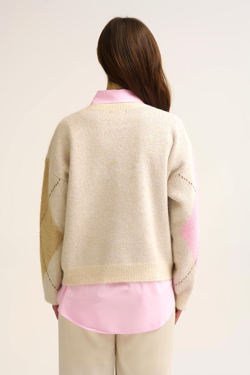 Pull en maille losange crème avec blocs de couleur contrastés rose et camel