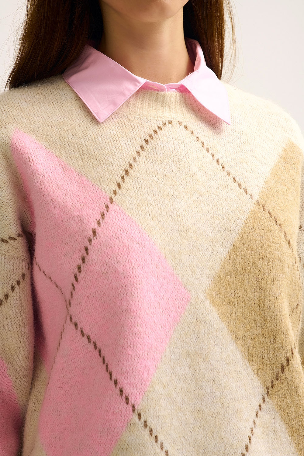 Pull en maille losange crème avec blocs de couleur contrastés rose et camel