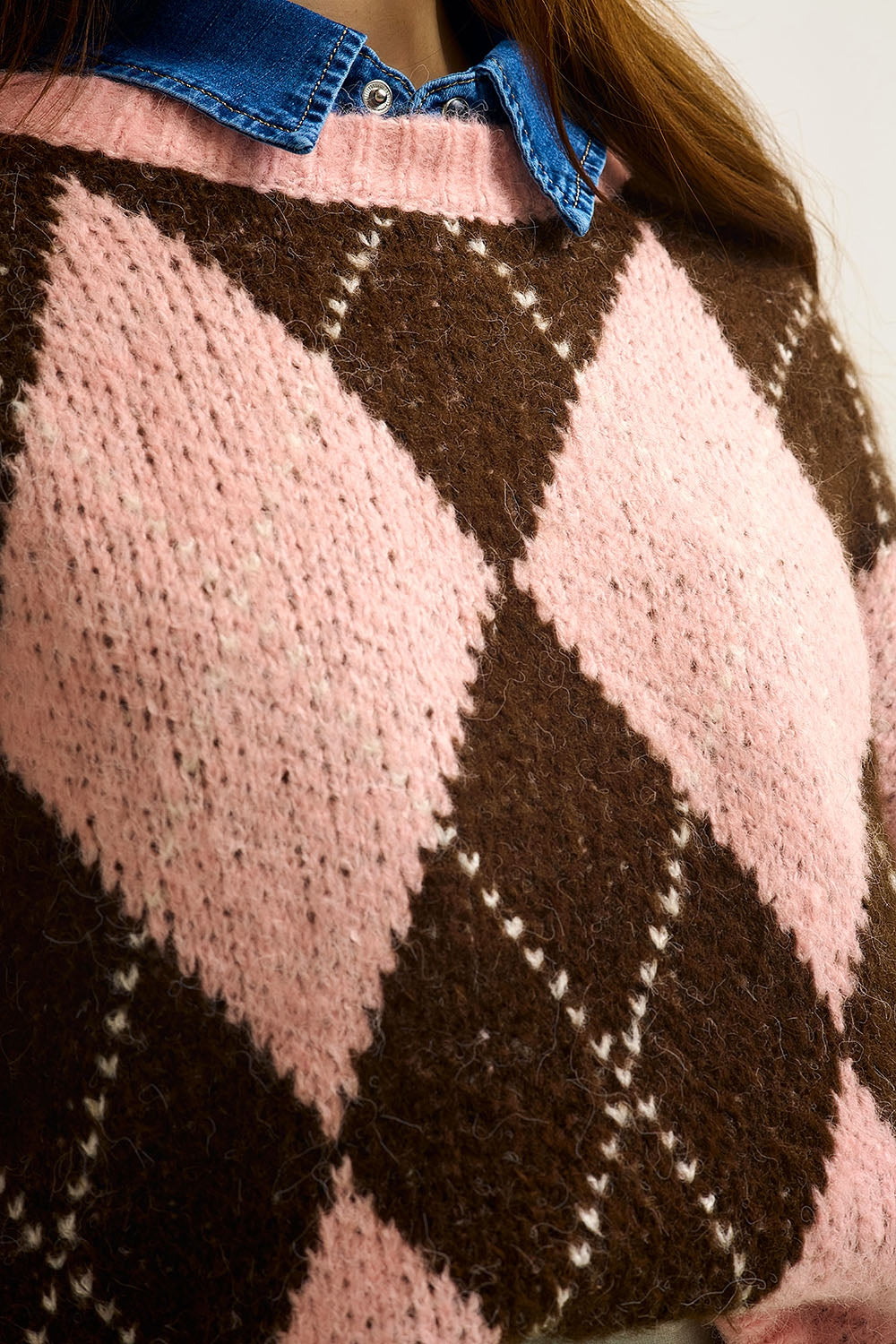 Pull en maille losanges rose et marron à manches volumineuses