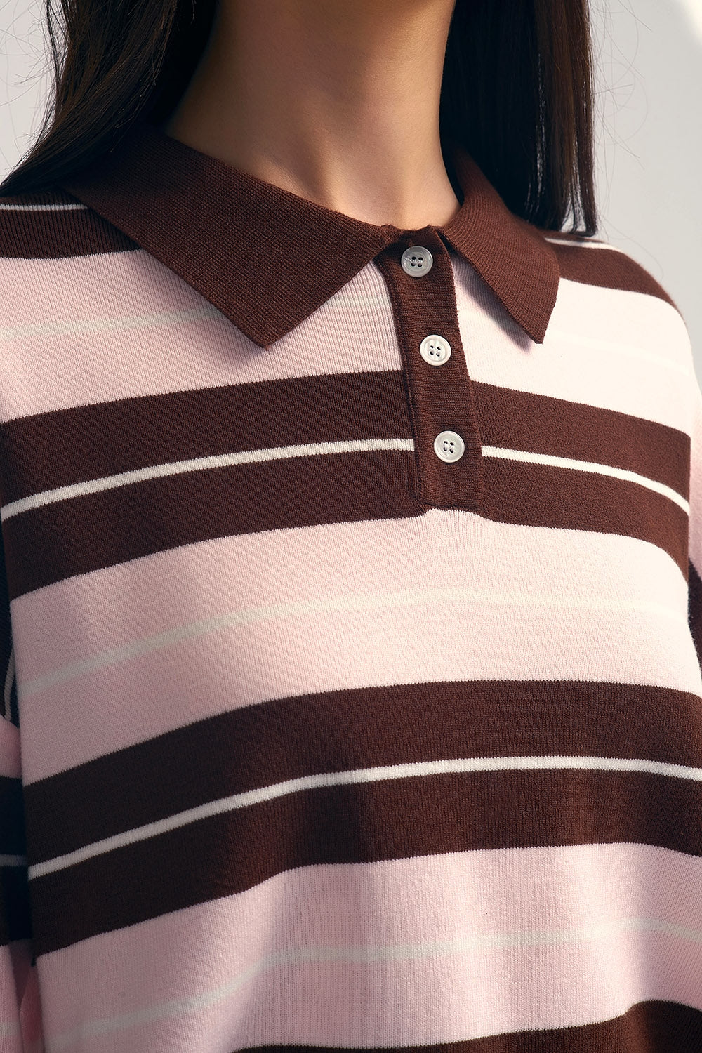 Polo rayé marron en maille avec col boutonné