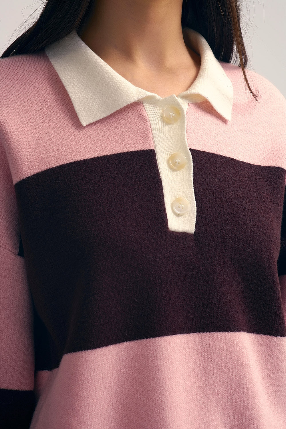 Pull polo en tricot rose à rayures marron
