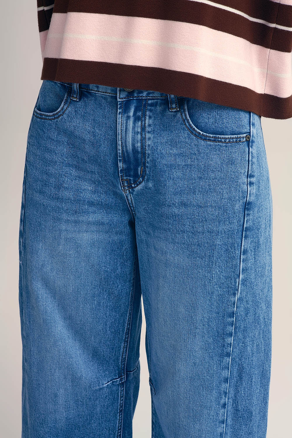 Jean droit de style barrel avec surpiqûres au genou