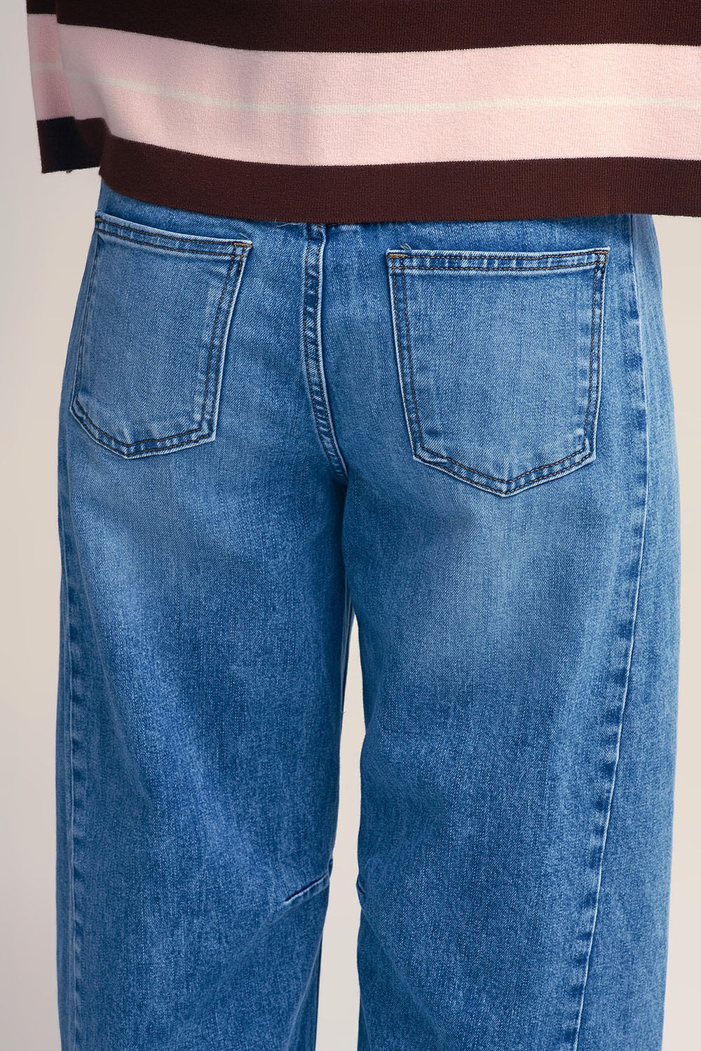 Jean droit de style barrel avec surpiqûres au genou